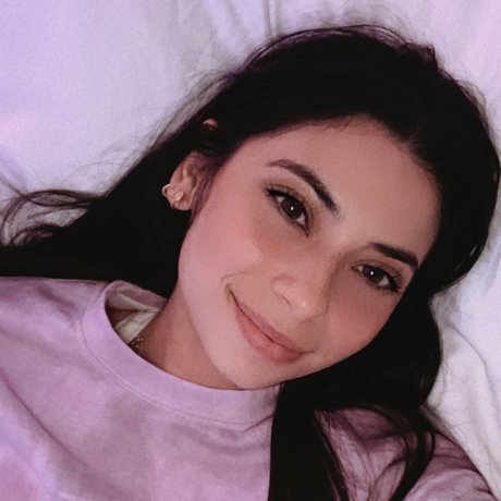 18歳のオンリーファンズ エロチック ギャラリー