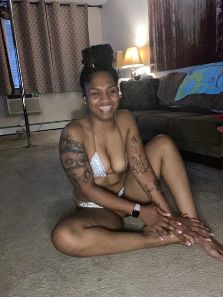 Naughtyy Ari_ ポルノスター xxx 画像