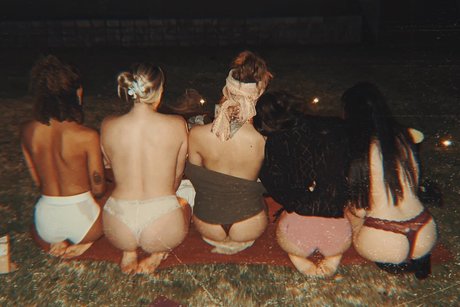 ティーンランジェリーOnlyFans セクシー裸 写真