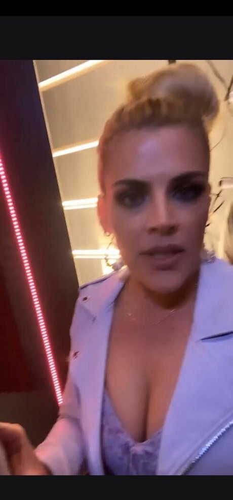 Busy Phillips ヌードのポルノスター 写真