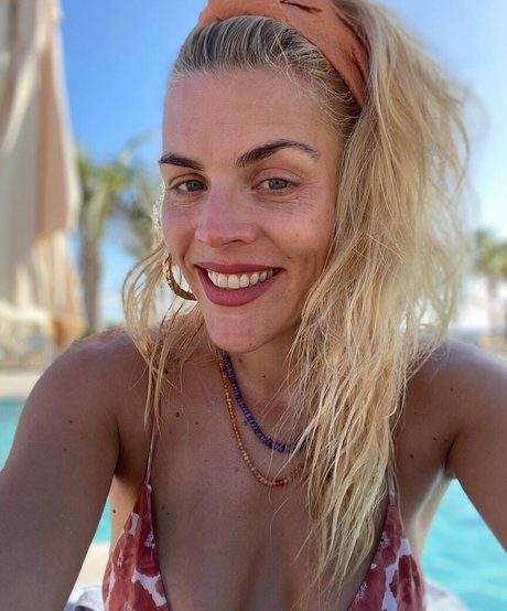 Busy Phillips 無料のポルノスター ギャラリー