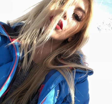 赤毛のソロOnlyFans セクシーヌード 写真