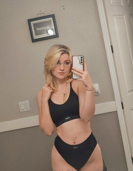 ソーシャルメディアインフルエンサーオンリーファンズ セクシーヌード 画像