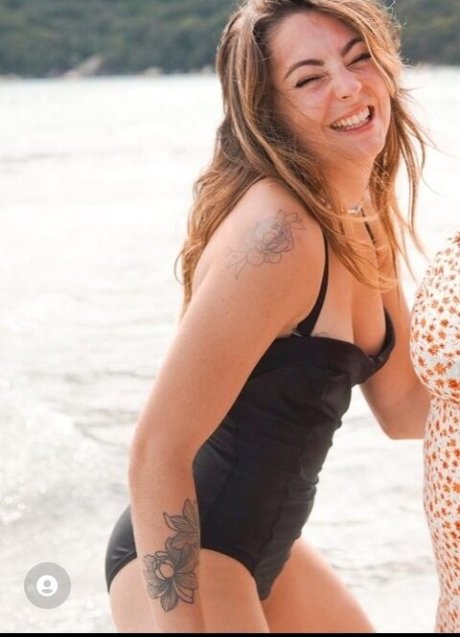 Roxane ASMR アダルトスター 写真