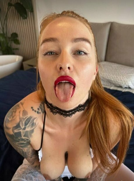 曲線美のラテン系オンリーファンズ エロ 画像