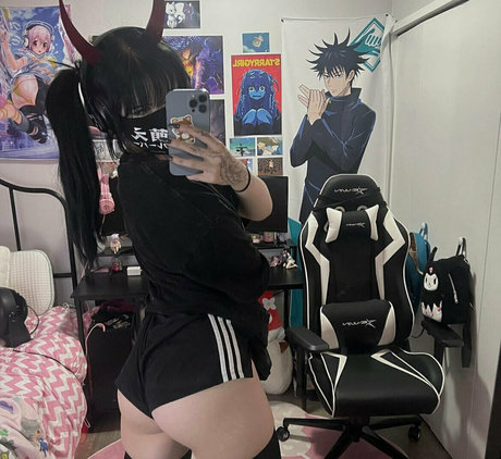 太めのブロンドオンリーファンズ セクシー裸 写真