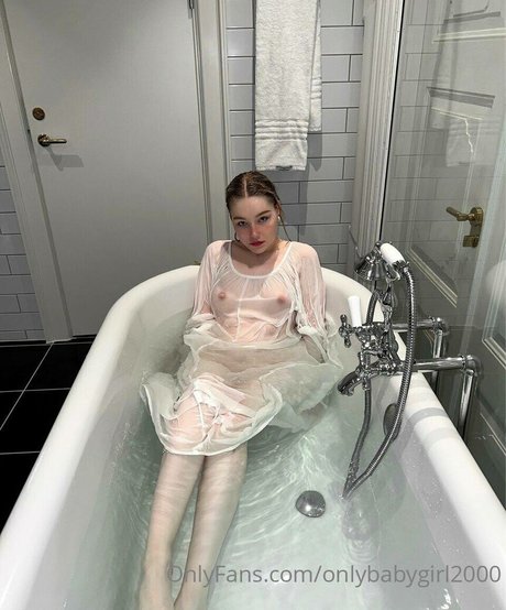 痩せたティーンのオンリーファンズ 美しいポルノ 画像