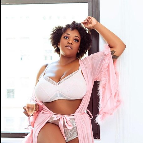 Nora Ray ポルノモデル 画像