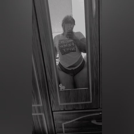 巨乳の熟女オンリーファンズ 裸 写真