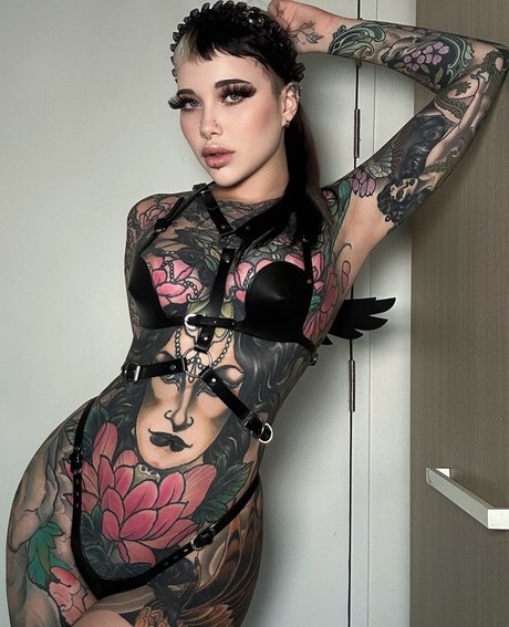 Tattooed Girl Next Door ホットなスター 写真