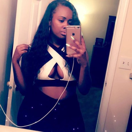 Ashley Nickii アートスター 写真