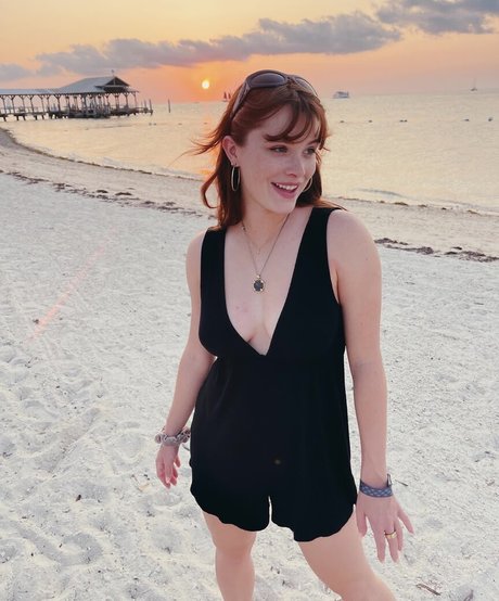 Violet Brinson スター 裸 ギャラリー