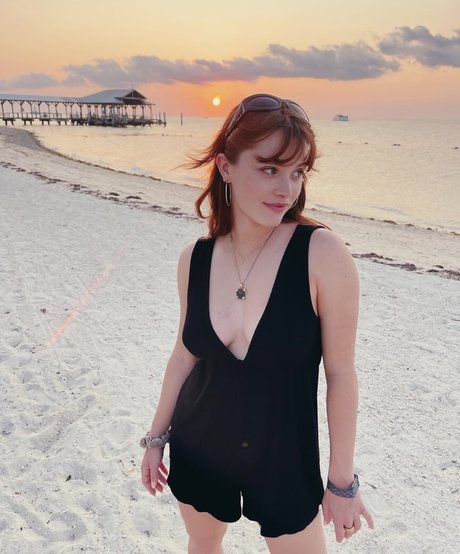 Violet Brinson セクシーなスター 写真