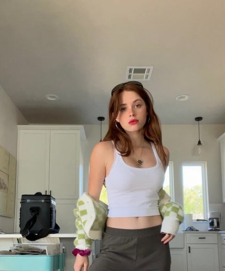 Violet Brinson セックスモデル 写真