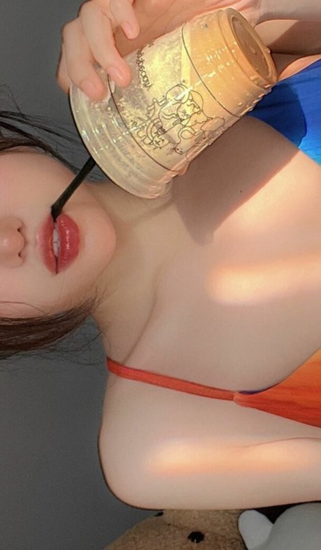 Duyenn Hipp ポルノスター トップ 写真