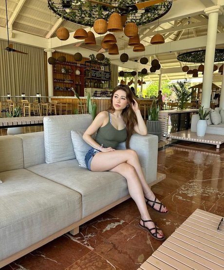 Sasha Emiri 裸のスター 写真