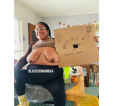 垂れ乳オンリーファンズ 無料 写真