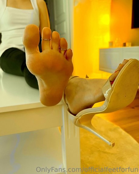 officialfeetforfun エロティックなポルノスター 写真