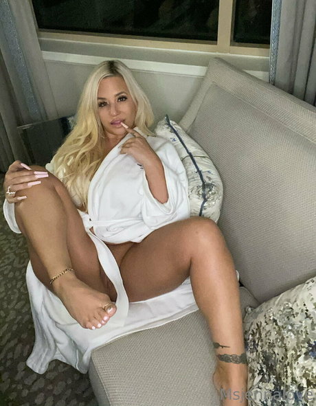 ジムガールズオンリーファンズ ヌード 写真