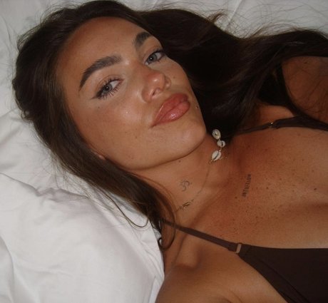 巨乳の熟女オンリーファンズ セクシーヌード アーカイブ