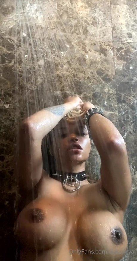 18歳のオンリーファンズ HD ギャラリー