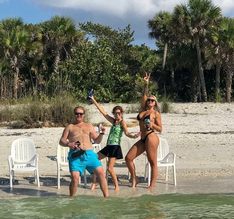 日本の女子高生OnlyFans セクシー 画像