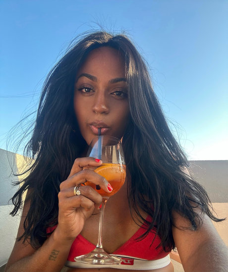 ジンジャートゥインクオンリーファンズ ポルノ 写真