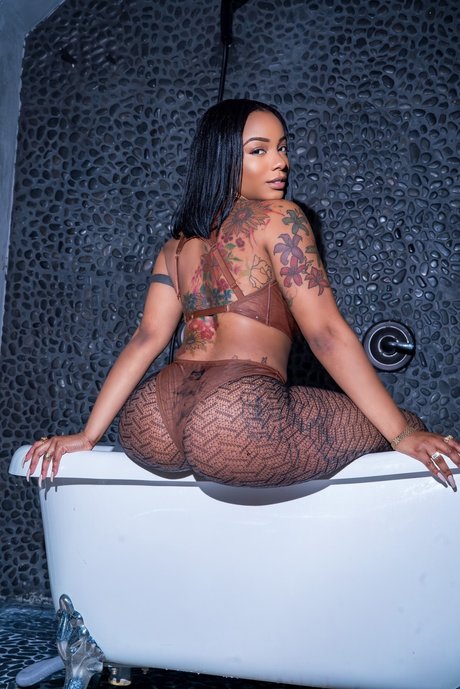 ヌード教師オンリーファンズ ヌード 写真