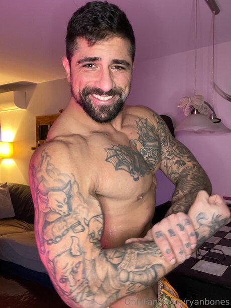 Ryan Bones セクシーなポルノスター 写真