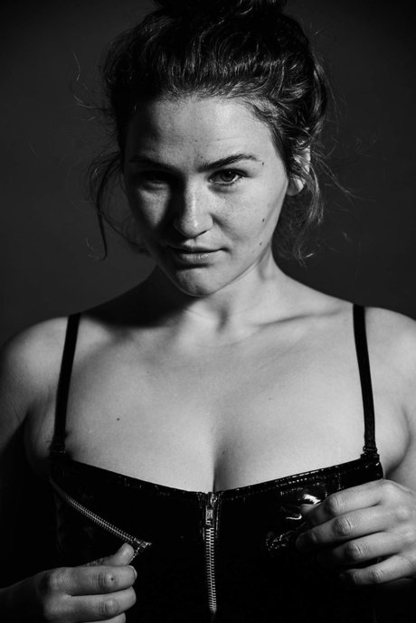 Lionne Rouge ポルノスター 独占 写真