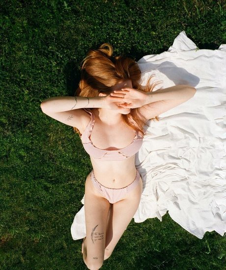 Katya Sitak スター ヌード 写真