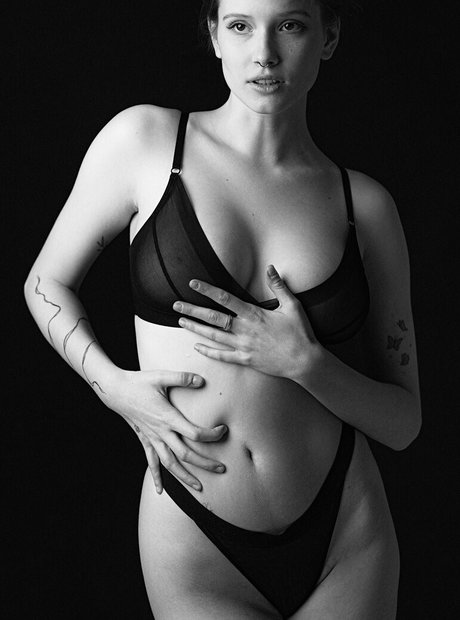 金髪クーガーオンリーファンズ セクシーヌード 画像