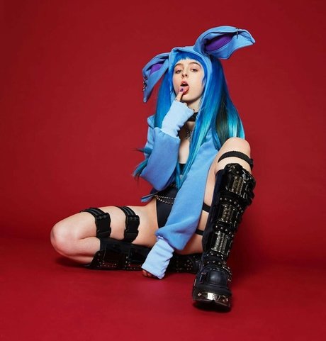 Ashnikko ホット女優 写真