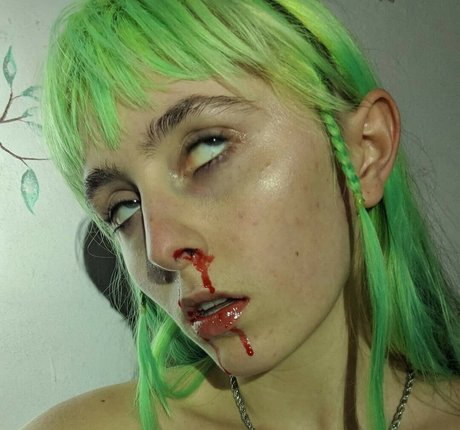 Ashnikko 完璧な女優 写真