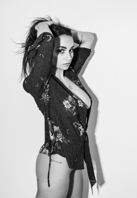 Lara Arluni ポルノスター HD 画像