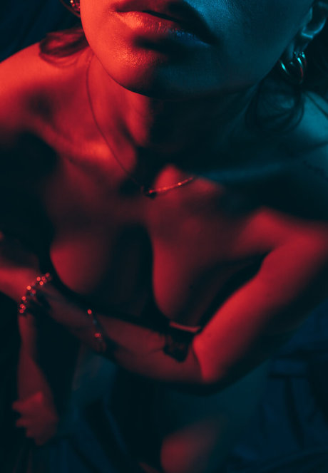 Lara Arluni 裸の女優 画像