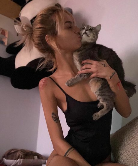 毛深いアジア人オンリーファンズ エロチック 写真