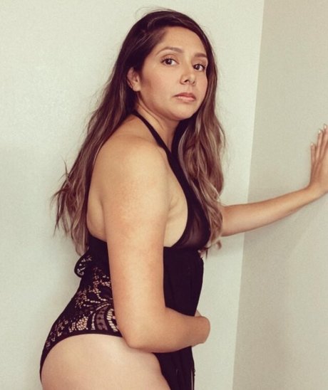 巨乳のオンリーファンズ セクシーヌード 画像