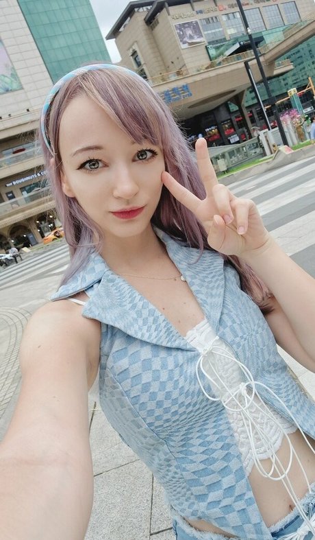 ブッシュ・オンリーファンズ セクシー裸 画像