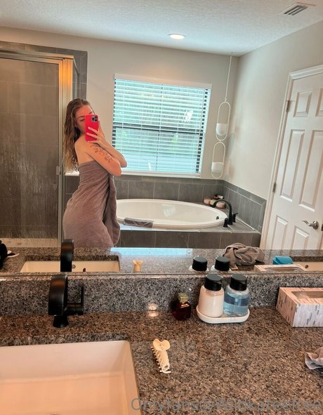 曲線美の女の子オンリーファンズ ホット裸 画像