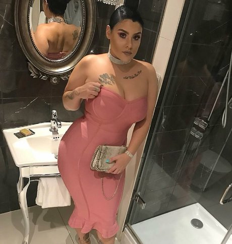 巨乳で曲線美のOnlyFans 無料ヌード ギャラリー