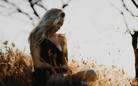 かわいいティーンのオンリーファンズ ヌード 写真