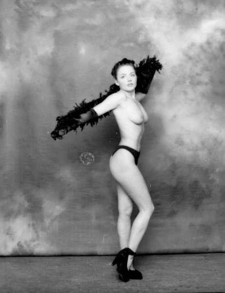 エモ フェムボーイ オンリーファンズ xxx 写真