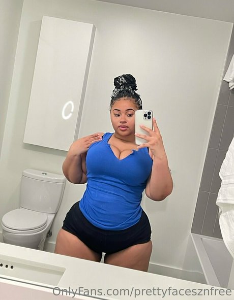 年配の熟女オンリーファンズ セクシーヌード 写真