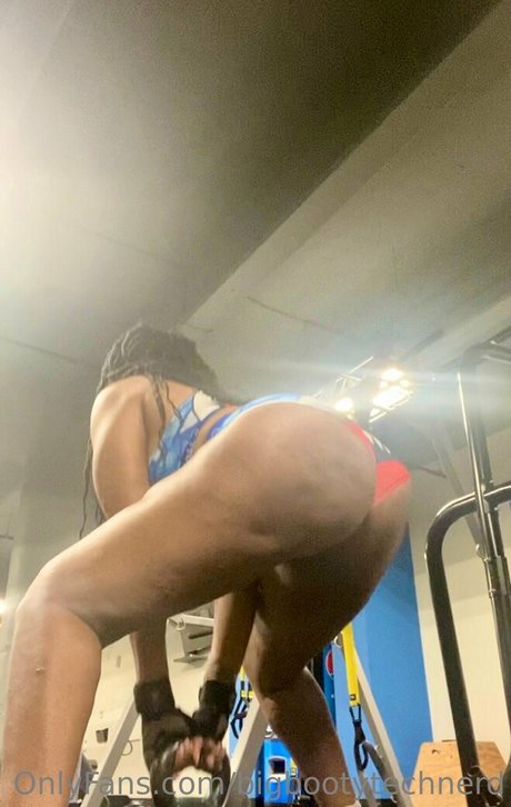 bigbootytechnerd 裸のモデル 画像