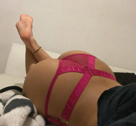 オイルを塗った巨乳OnlyFans ホットヌード 画像