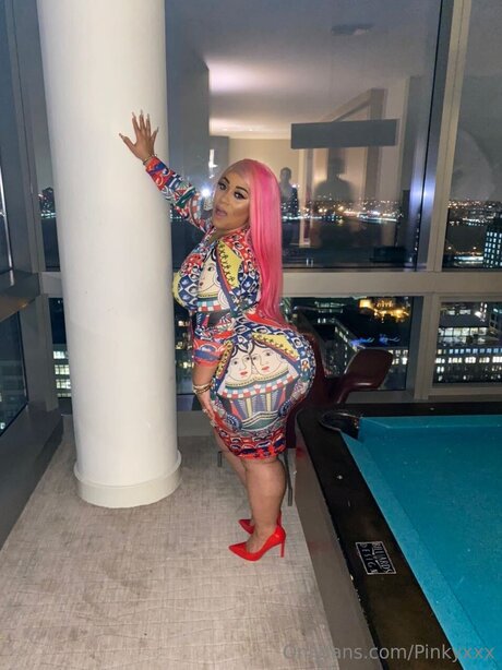 熟女の足オンリーファンズ セクシー裸 画像