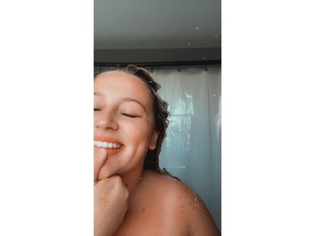 19歳のOnlyFans アート裸 写真