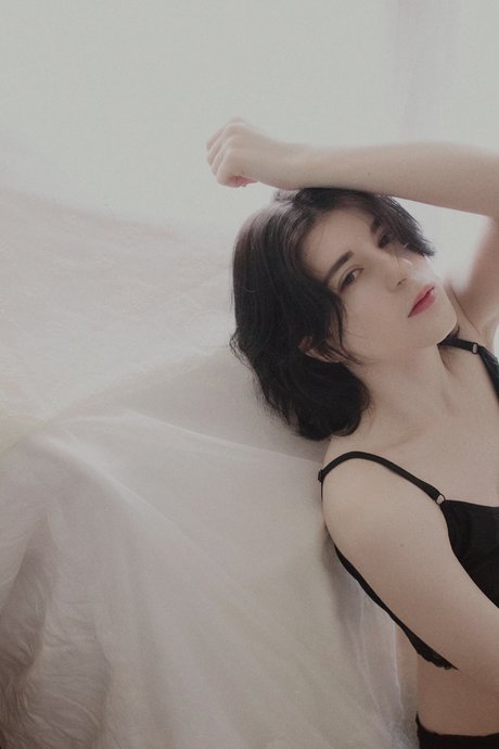 足ヌードオンリーファンズ ポルノグラフィック 写真