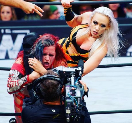 巨大なチンポを持つシーメールオンリーファンズ 美しい裸 ギャラリー